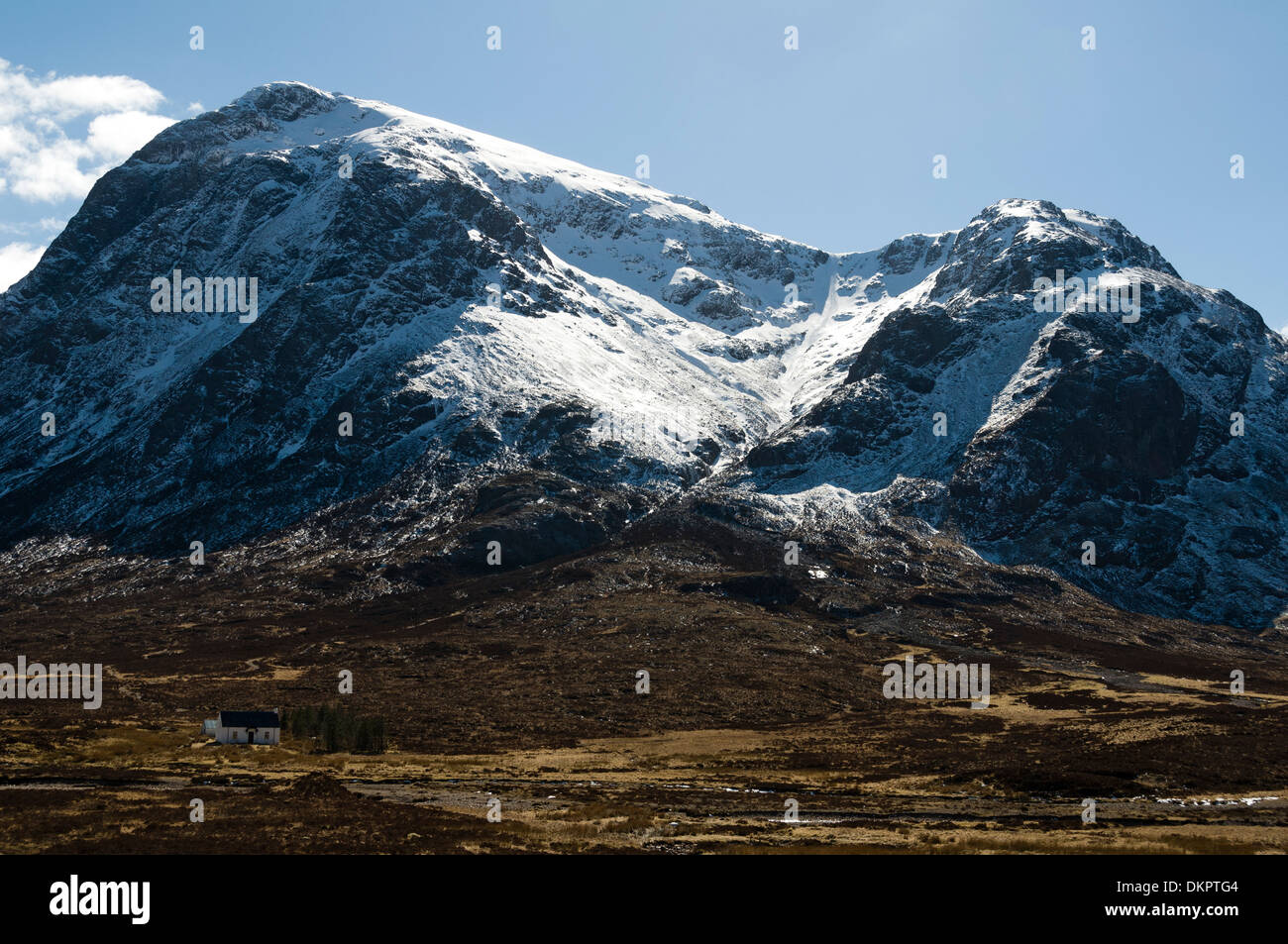 Buachaille Etive Mor y Lagangarbh cottage, Glencoe, región de tierras altas, Escocia, Reino Unido Foto de stock