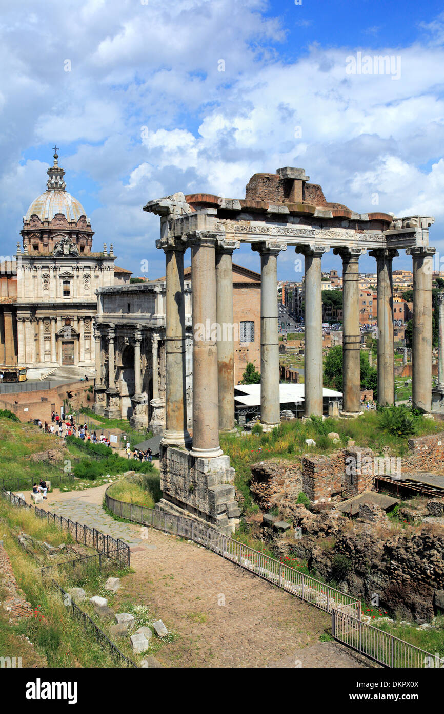 El templo de Saturno, el Foro Romano, Roma, Italia Foto de stock