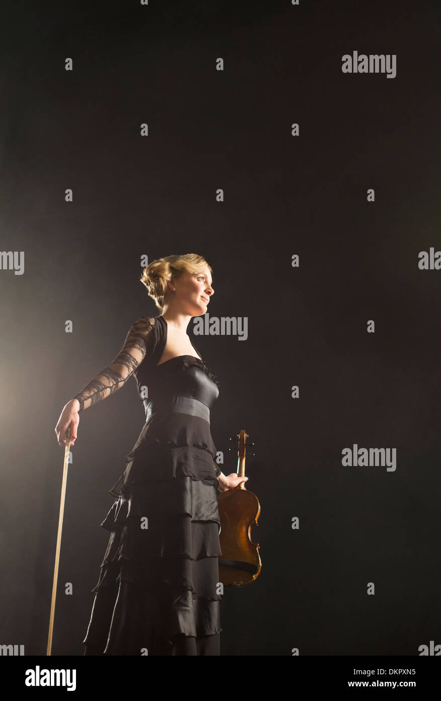 Violinista posando en el escenario Foto de stock