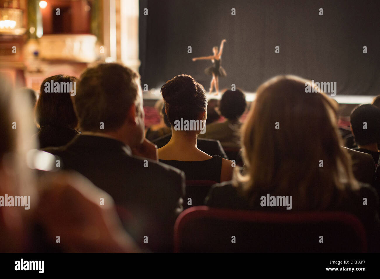 Vista trasera del teatro público viendo los ejecutantes en el escenario Foto de stock