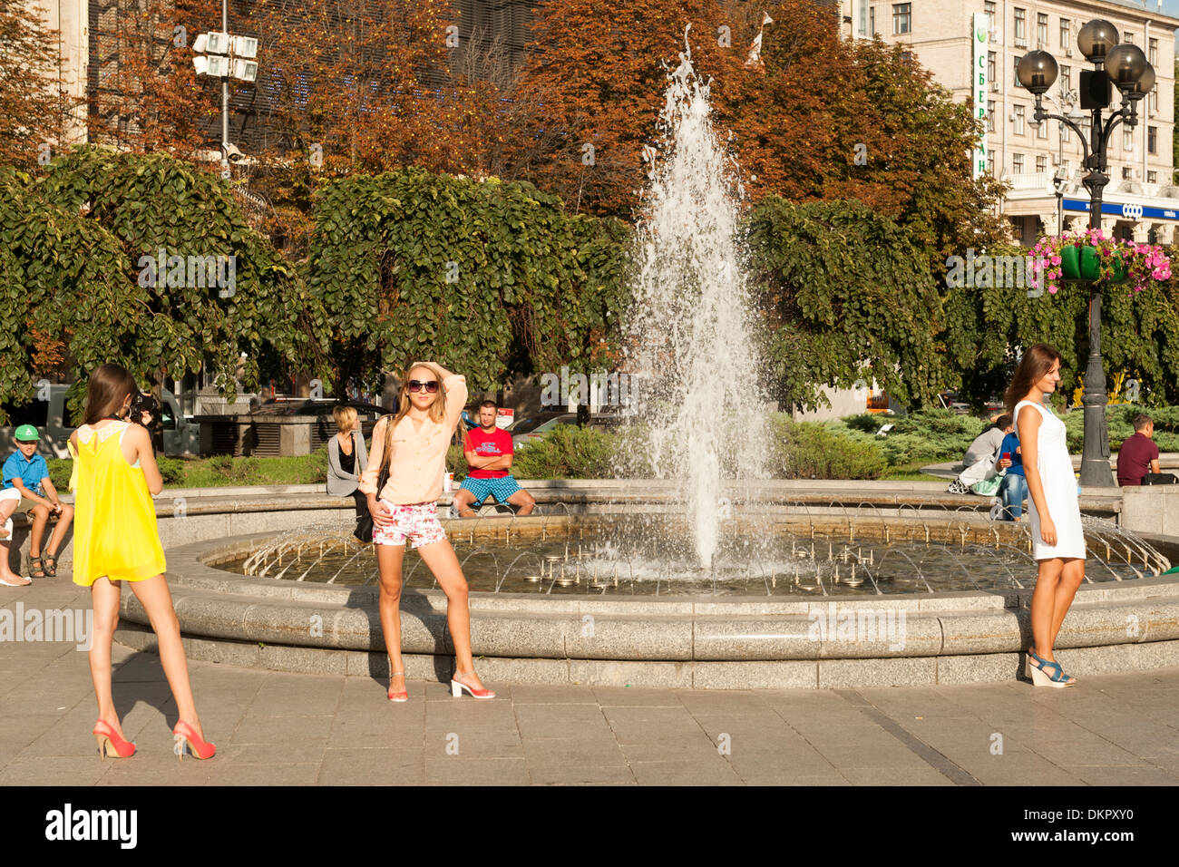 Las mujeres ucranianas posando para fotos en la Plaza de la Independencia (Maidan Nezalezhnosti) en Kiev, capital de Ucrania. Foto de stock