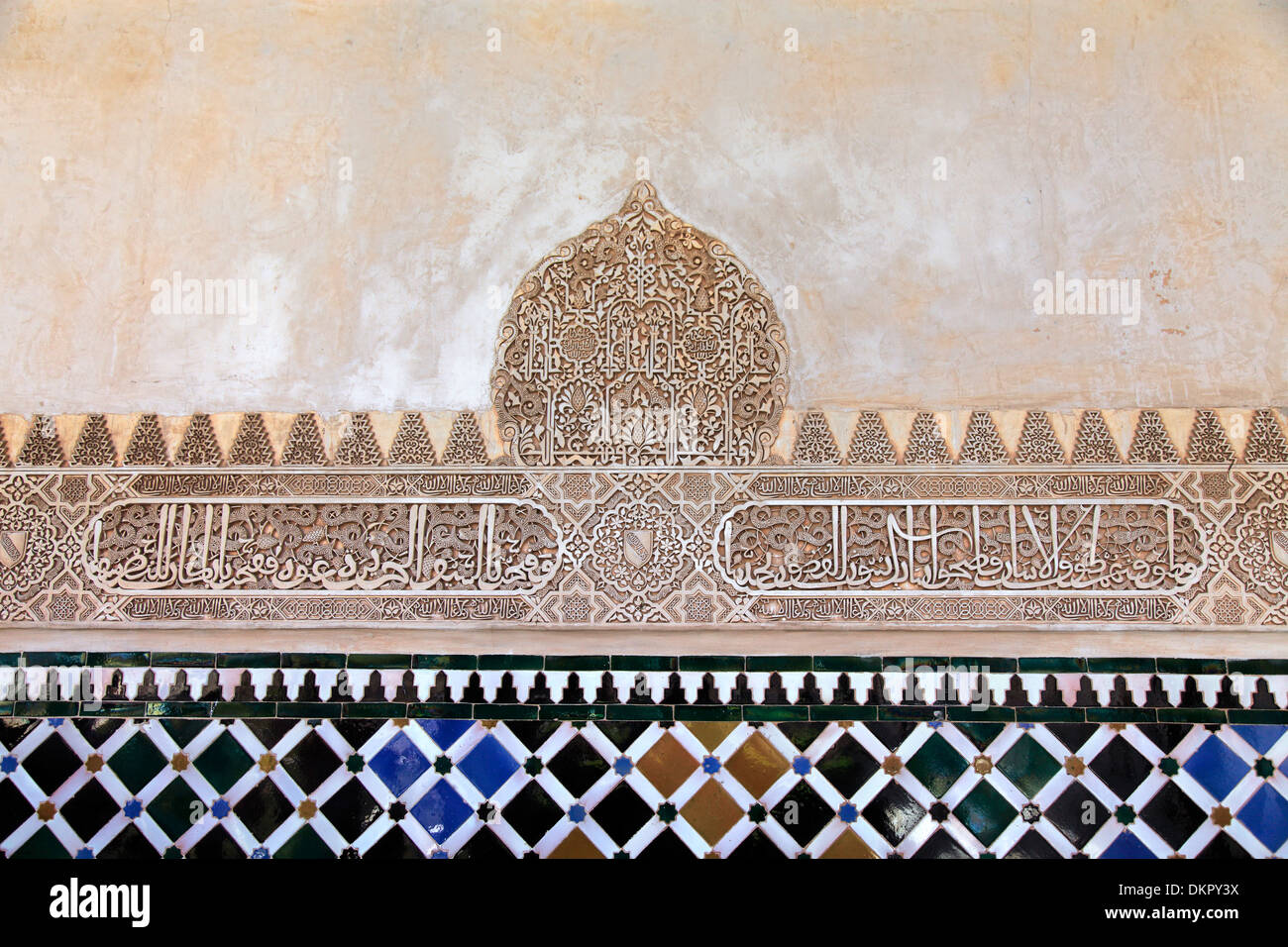 Ornamento de pared, el palacio de la Alhambra, Granada, Andalucía, España Foto de stock