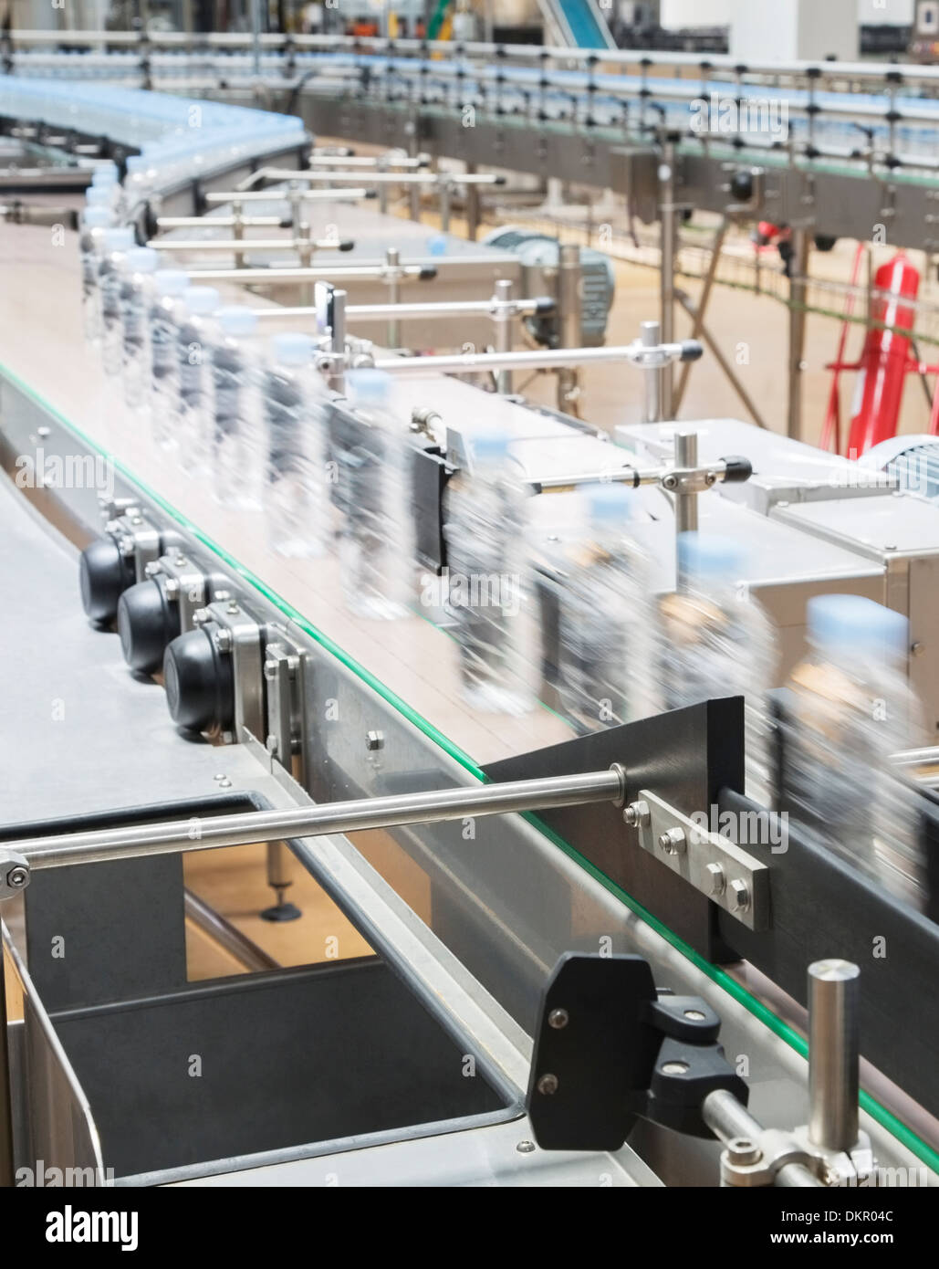 Cinta transportadora de botellas en la fábrica. Foto de stock