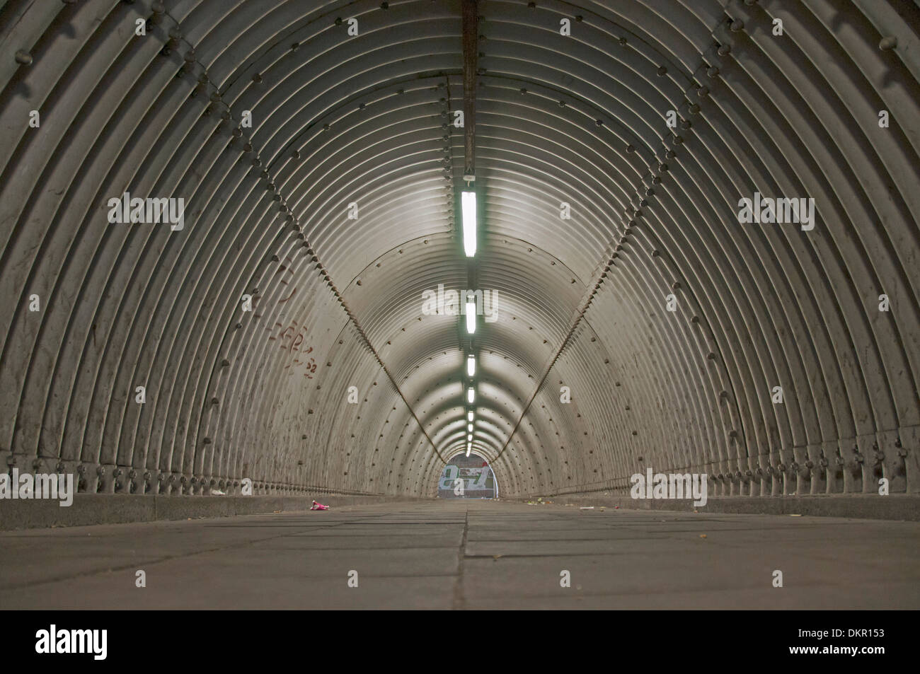 La atmósfera ambiente Duisburg Alemania Europa oscuro túnel subterráneo Túnel ciclista metal tubos de luz paso subterráneo hacia el norte Foto de stock