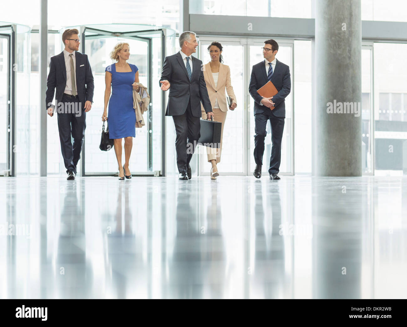 La gente caminando en la oficina de negocios Foto de stock