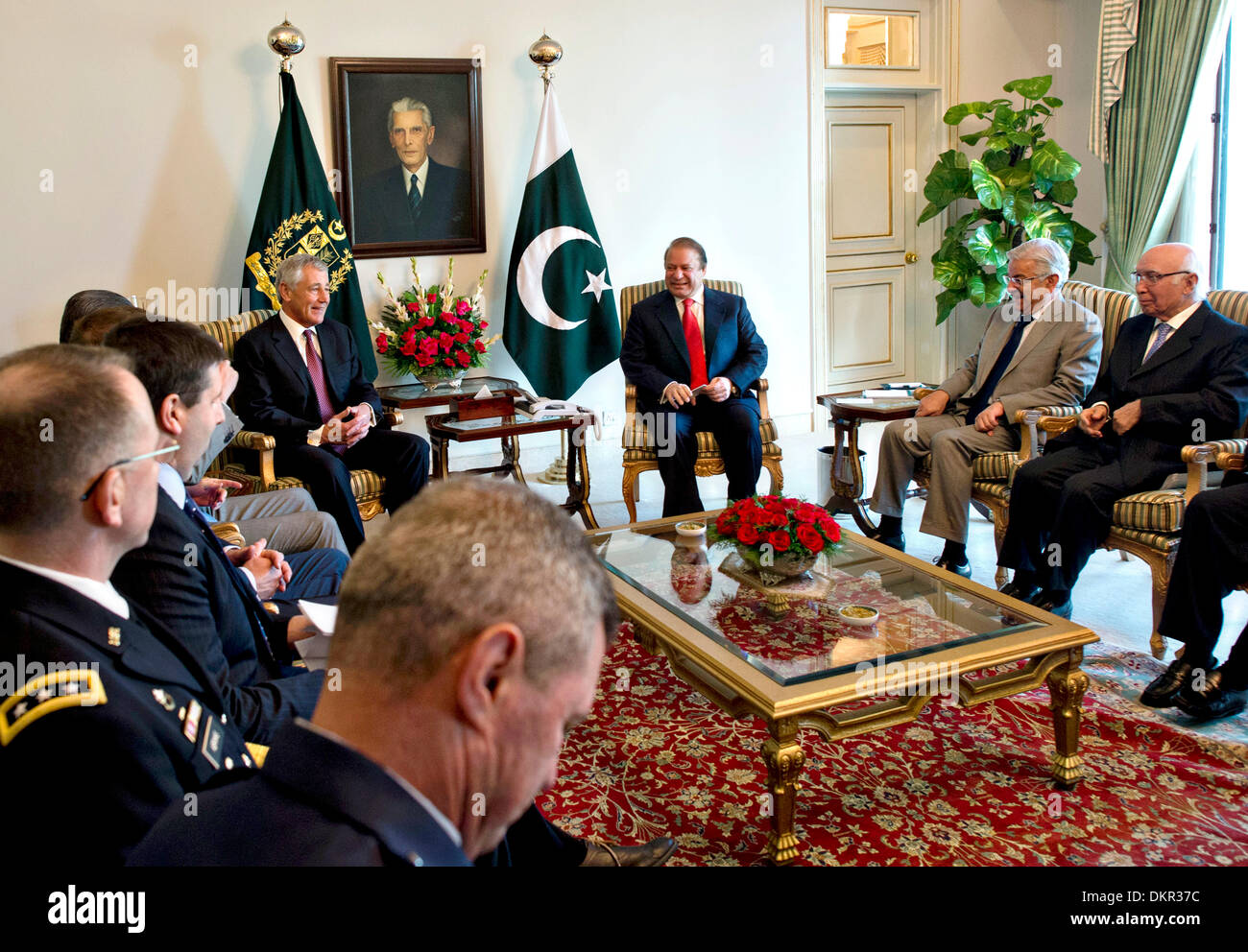 El Secretario de Defensa de EE.UU Chuck Hagel se reúne con el Primer Ministro paquistaní, Nawaz Sharif, 9 de diciembre de 2013 en Islamabad, Pakistán. Foto de stock