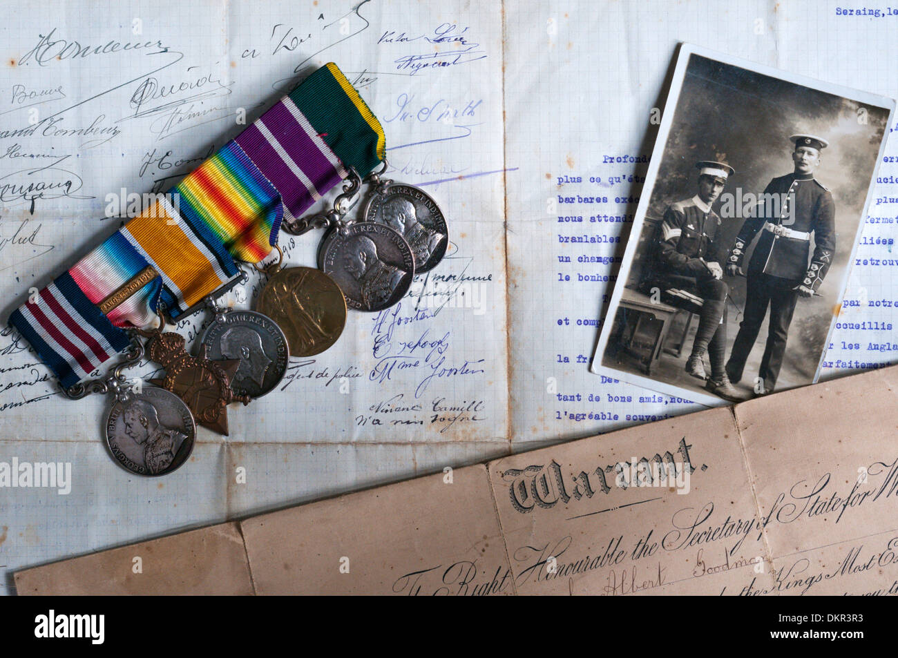 Primera Guerra Mundial medallas y recuerdos. Ver detalles en la descripción. Foto de stock