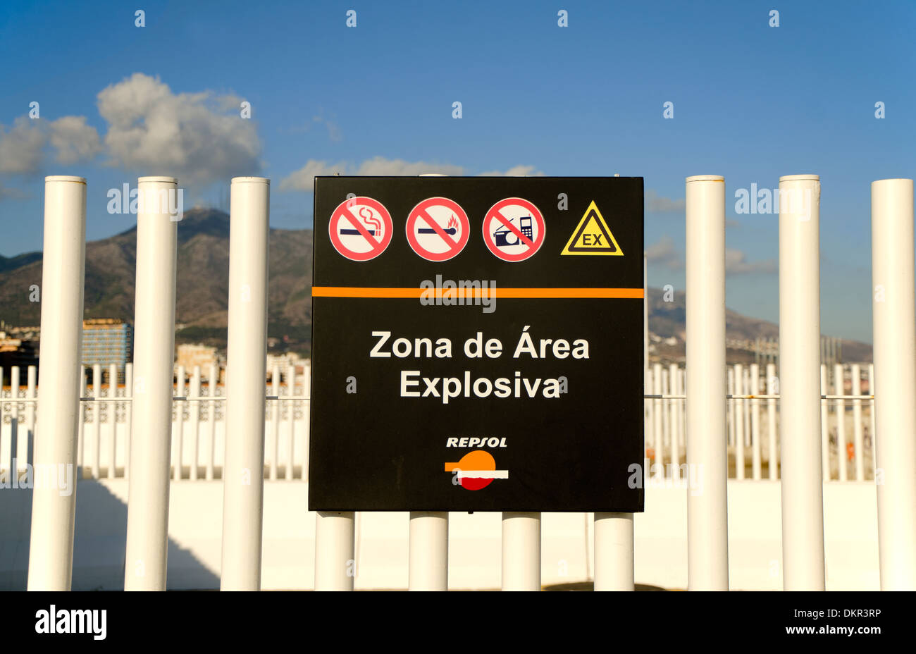 Signo de peligro, de atmósfera explosiva en el puerto de Fuengirola en España. escrito en español. Foto de stock