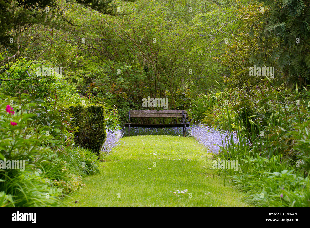 Banco de jardin fotografías e imágenes de alta resolución - Alamy