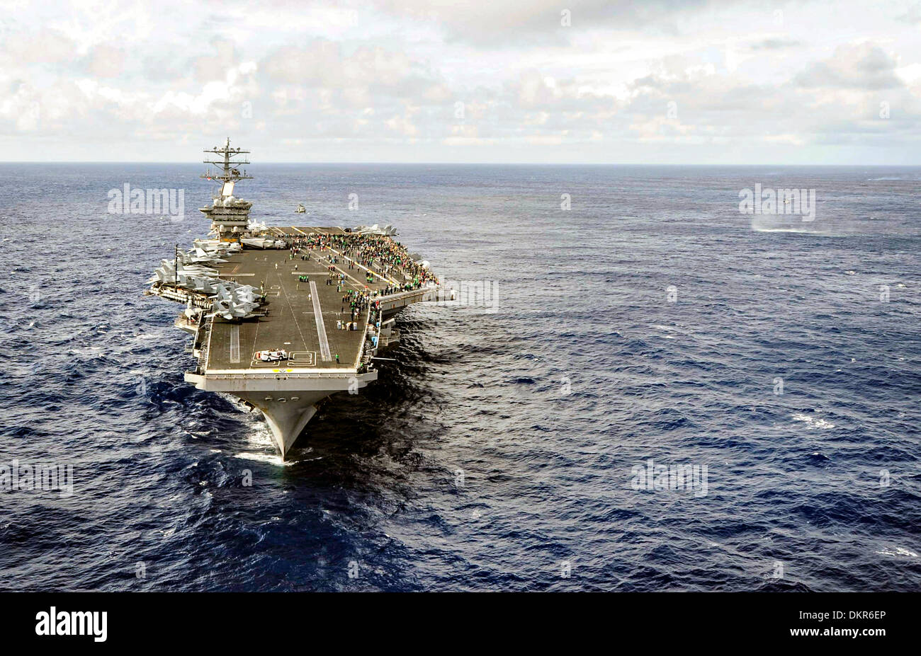 Vista aérea de la US Navy portaaviones USS Nimitz durante un airshow que marca la transición a la tercera flota, 8 de diciembre de 2013 frente a las costas de Hawai. Foto de stock