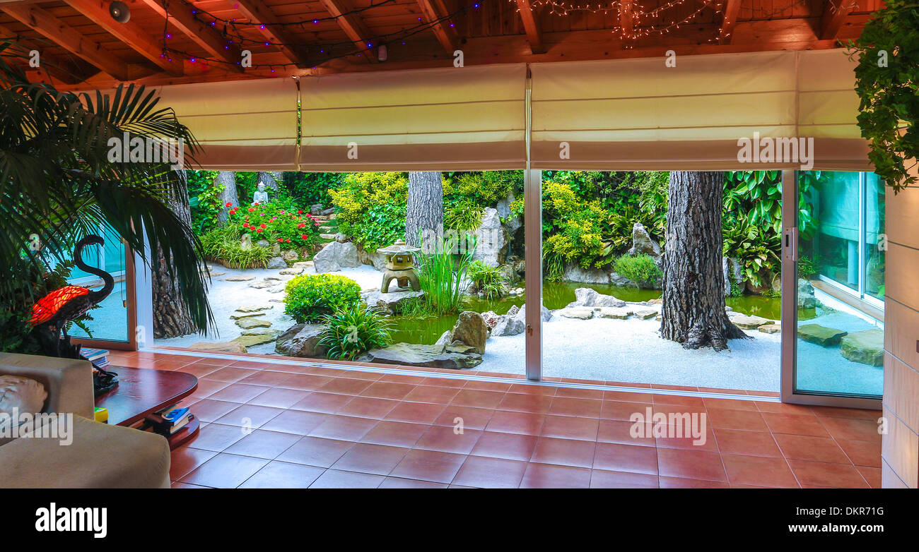 España Europa decoración interior diseño de arquitectura verde jardín japonés hall salón camino natural estanque habitación piedras de arena Foto de stock