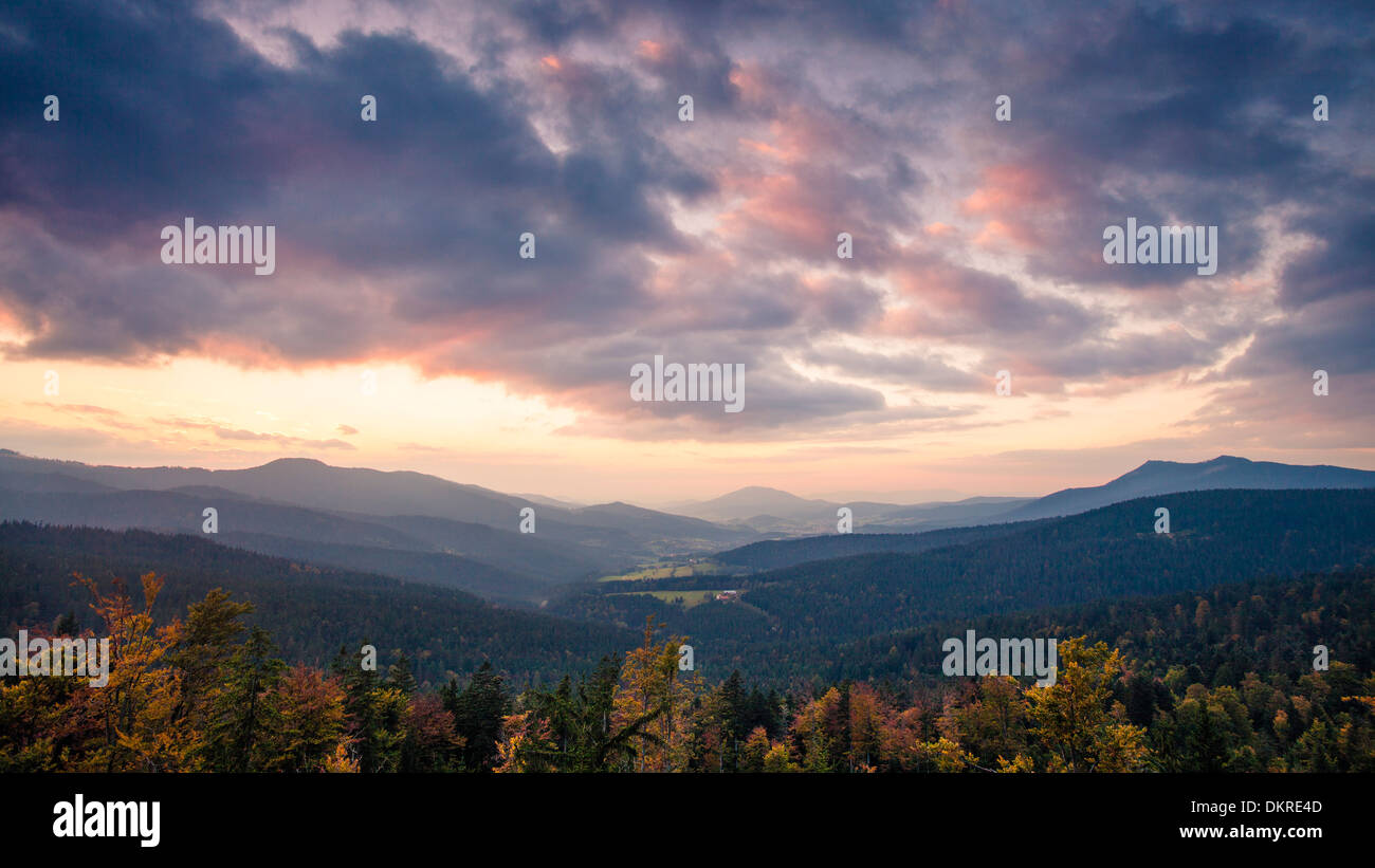 Vista desde la montaña a lamer Hindenburgkanzel Winkel valle al atardecer, el Bosque Bávaro, Baviera, Alemania Foto de stock