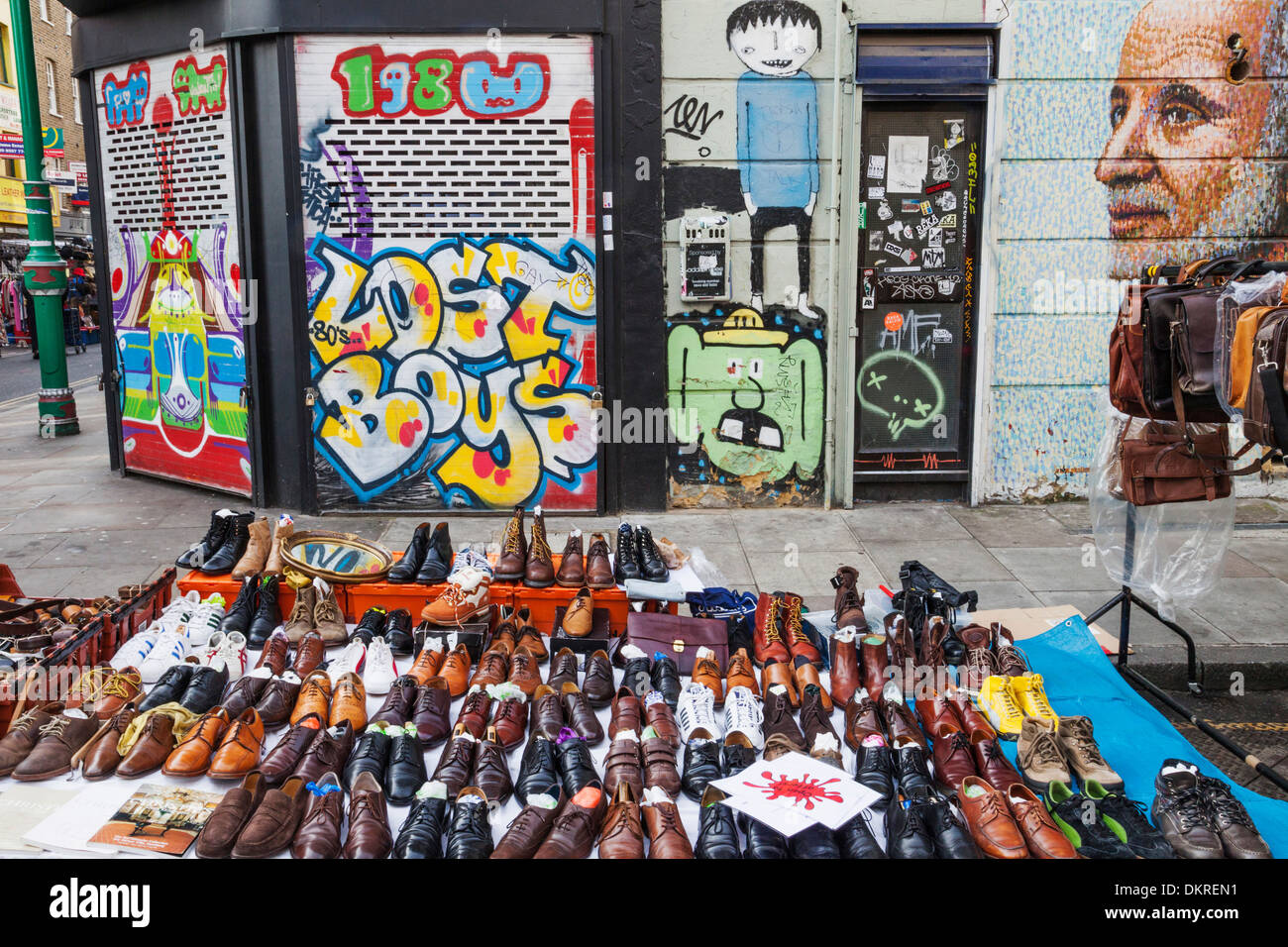 Inglaterra, Londres, Shoreditch, Brick Lane, Mercadillo Dominical,  visualización de zapatos de segunda mano Fotografía de stock - Alamy