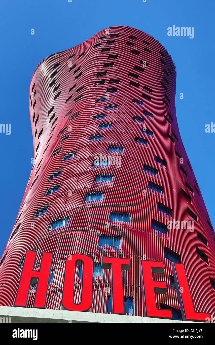 Edificio de arquitectura de Barcelona Cataluña ciudad hotel Porta fira Hospitalet japonés nuevo edificio rascacielos reflejo rojo Foto de stock