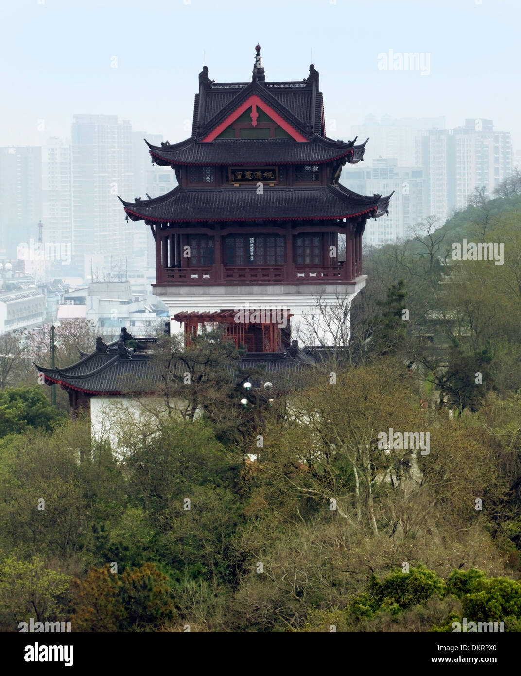 Edificio histórico y el horizonte de Wuhan, una ciudad grande en China Foto de stock