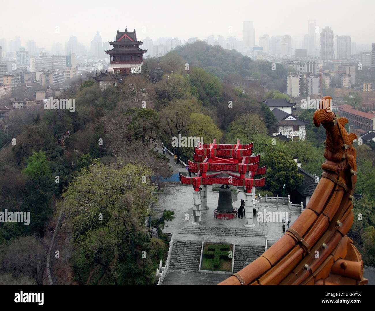 Detalle de Wuhan, una ciudad grande en China. Un alto ángulo de disparo de la famosa Torre de la Grulla Amarilla en el Misty ambiance Foto de stock