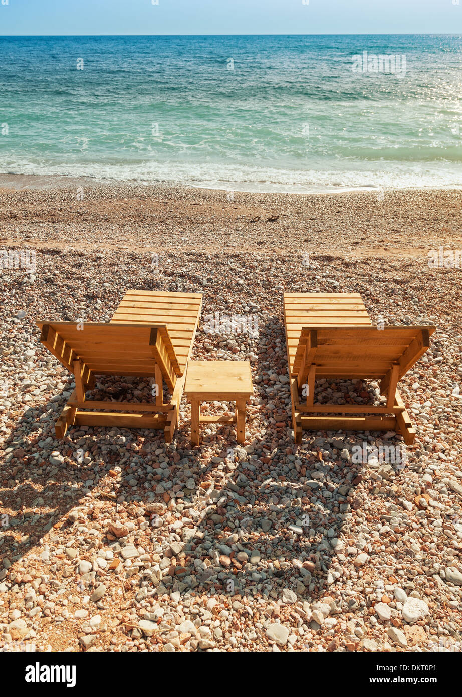 Dos hamacas de madera de pie en la costa del Mar Adriático Foto de stock