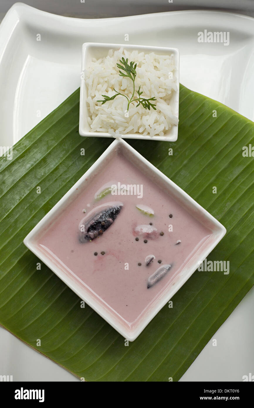 Curry Sol (hecha de leche de coco y kokum) y arroz- grapa comida de Goa. Foto de stock