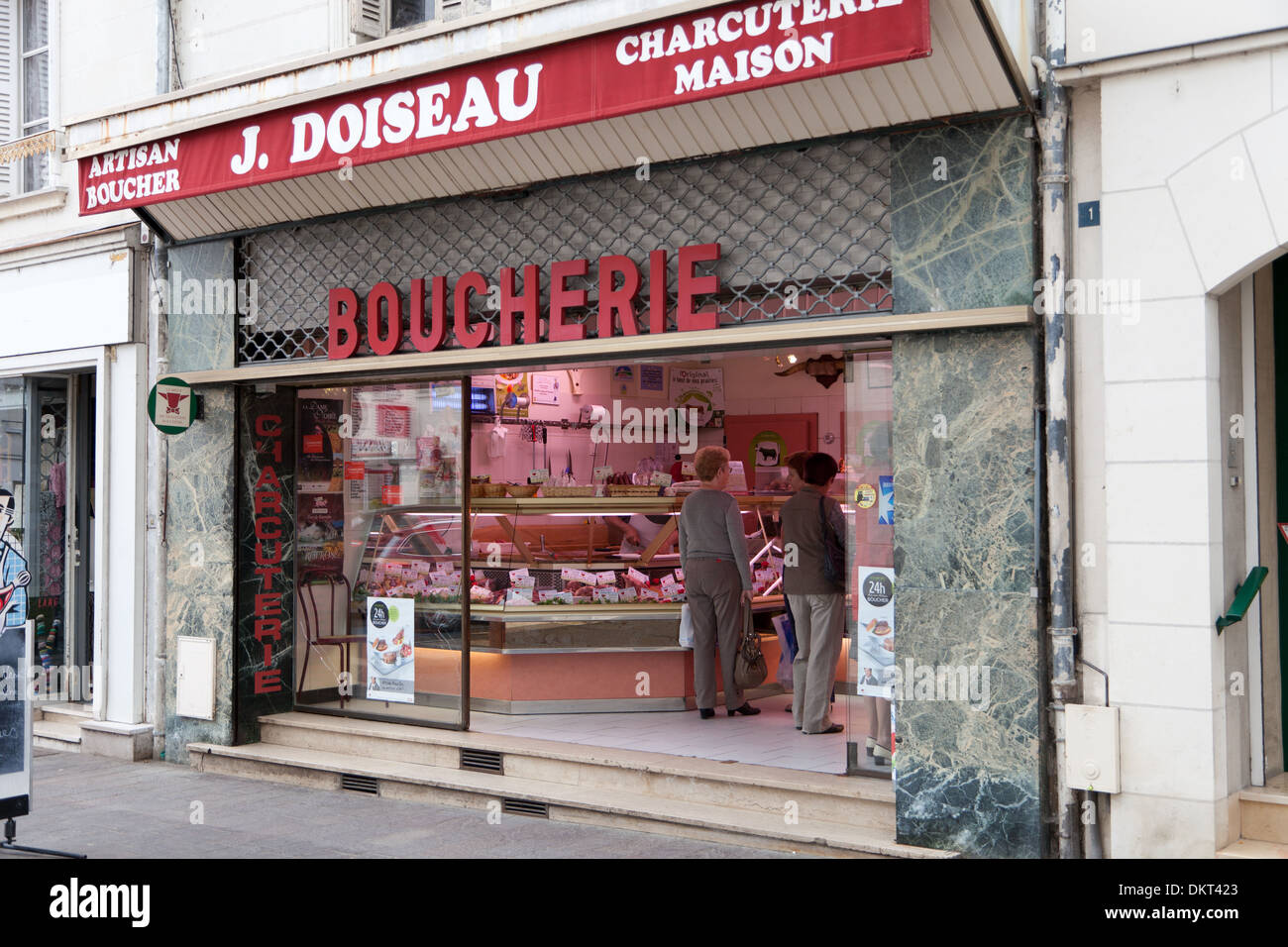 La pequeña ciudad de Bléré, en el valle del Loira, Francia. J. Doiseau, artesana Boucher, charcutería, Boucherie. Los compradores en la tienda. Foto de stock