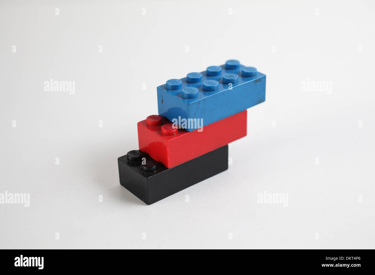Tres bloques de Lego uno encima de otro Foto de stock