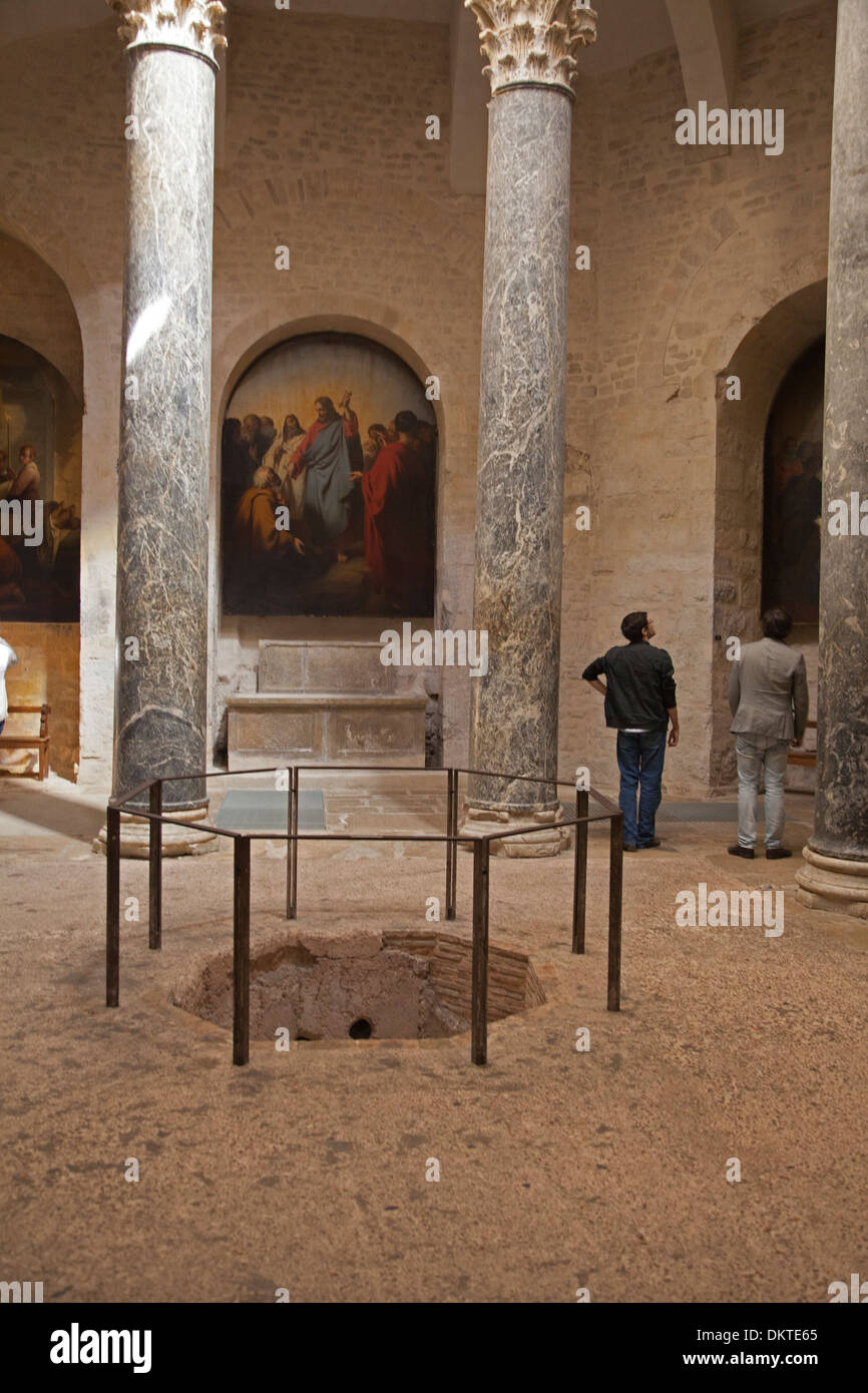 Interior del Baptisterio de la Catedral de St Sauveur en Aix-en Provence Foto de stock
