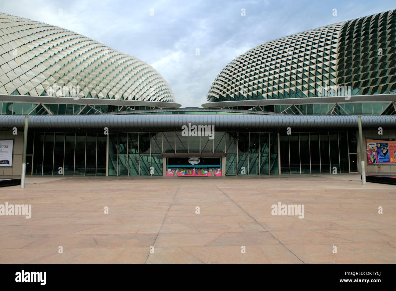 Esplanade Theatres on the Bay (1994-2002, DP Architects, Michael Wilford & Partners), Singapur Foto de stock