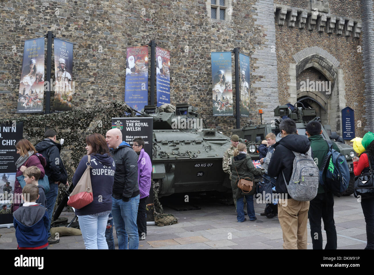 El Royal Welsh 3º Batallón regimiento del ejército británico fuera el castillo de Cardiff Foto de stock