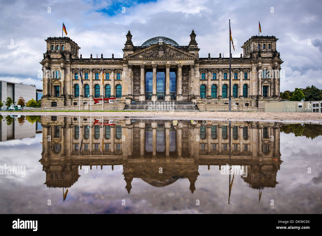 El edificio del parlamento Reichstag alemán en Berlín, Alemania. Foto de stock