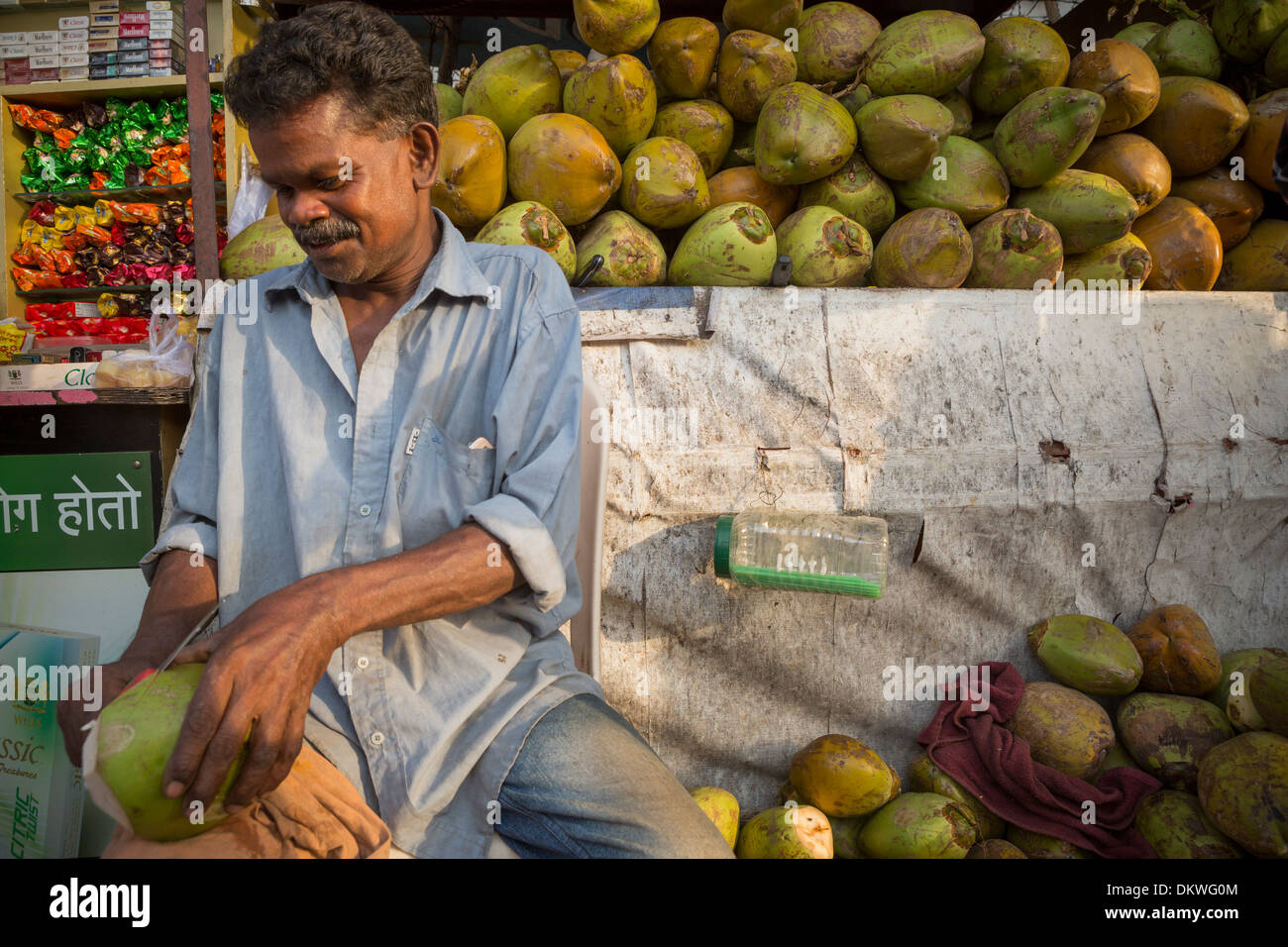 Zumo de coco vendedor - Mumbai (Bombay), India Foto de stock