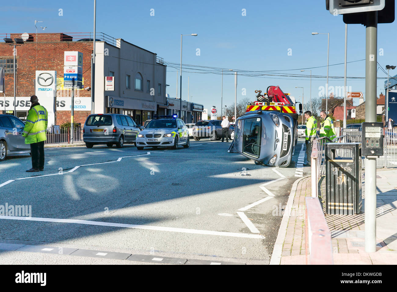 Un accidente de tráfico cuando el coche ha chocado contra las rejas y volcó. Foto de stock