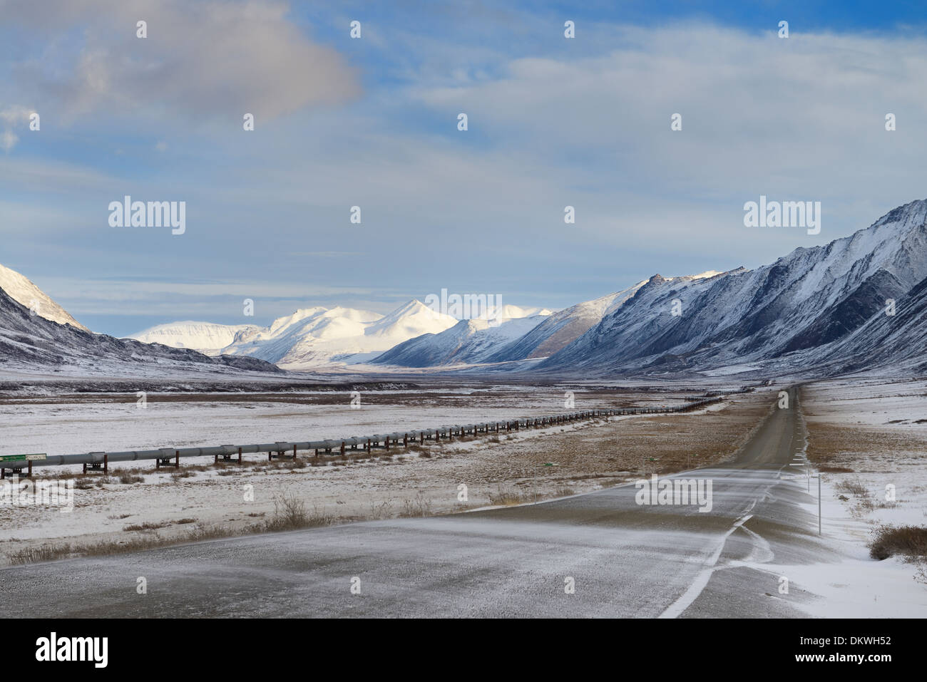 Dalton Highway nevados y oleoducto alyeska en el brooks Range Mountains de Alaska, EE.UU. Foto de stock