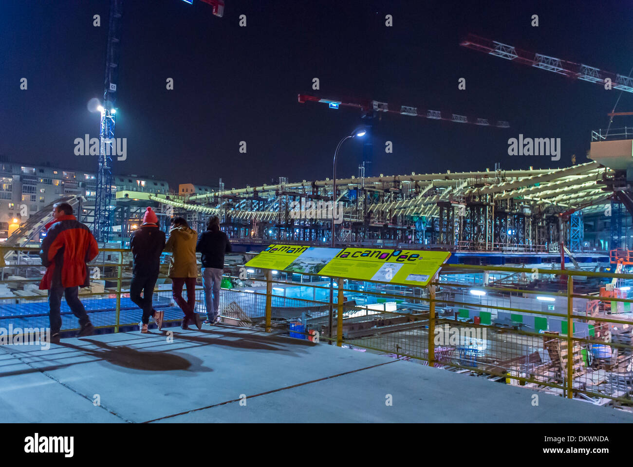 París, Francia, el francés visitando el Centro Comercial, "Les Halles de Paris", "El Foro", el sitio de construcción, por la noche Foto de stock