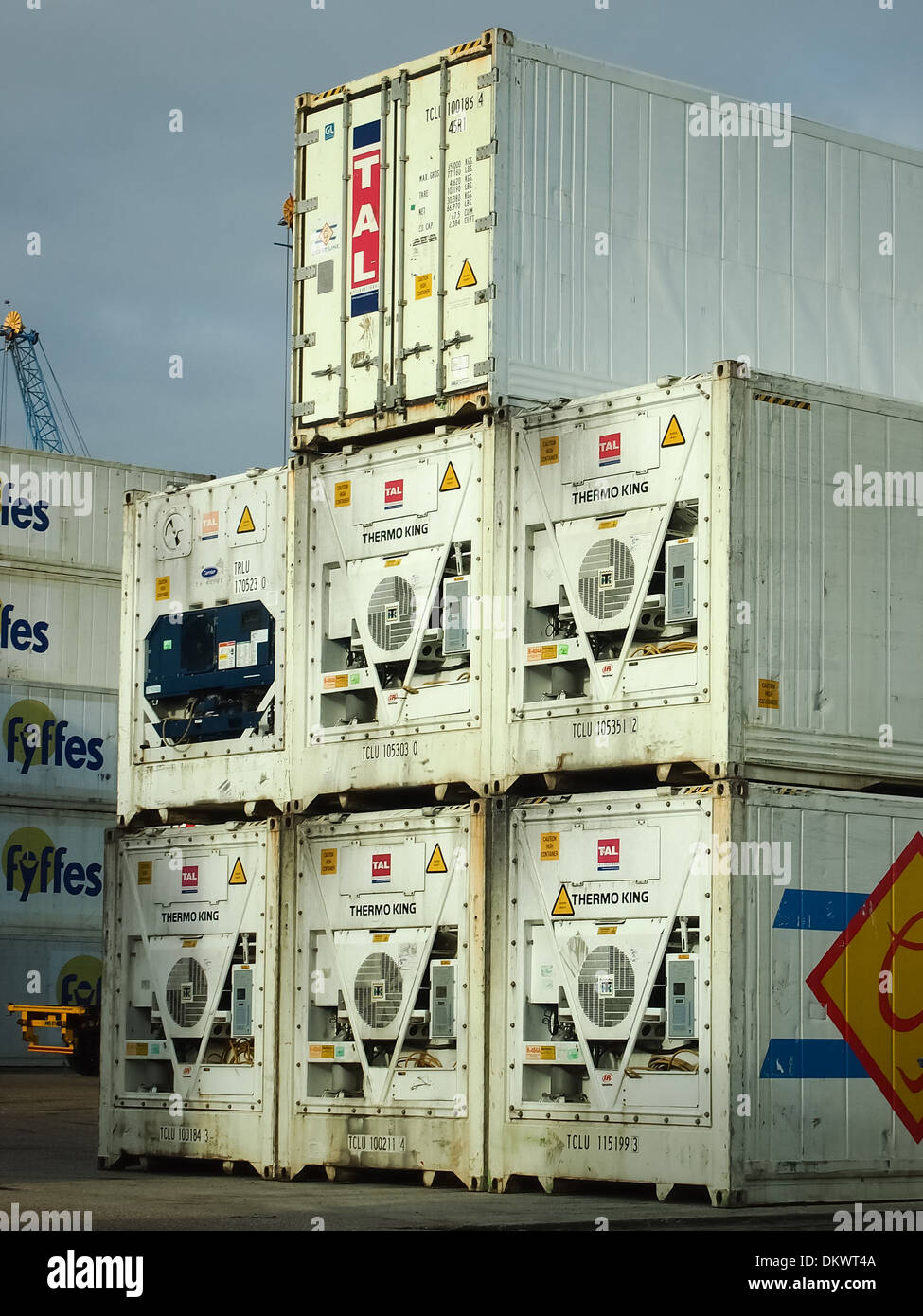 Apilar contenedores refrigerados en un puerto de contenedores Foto de stock