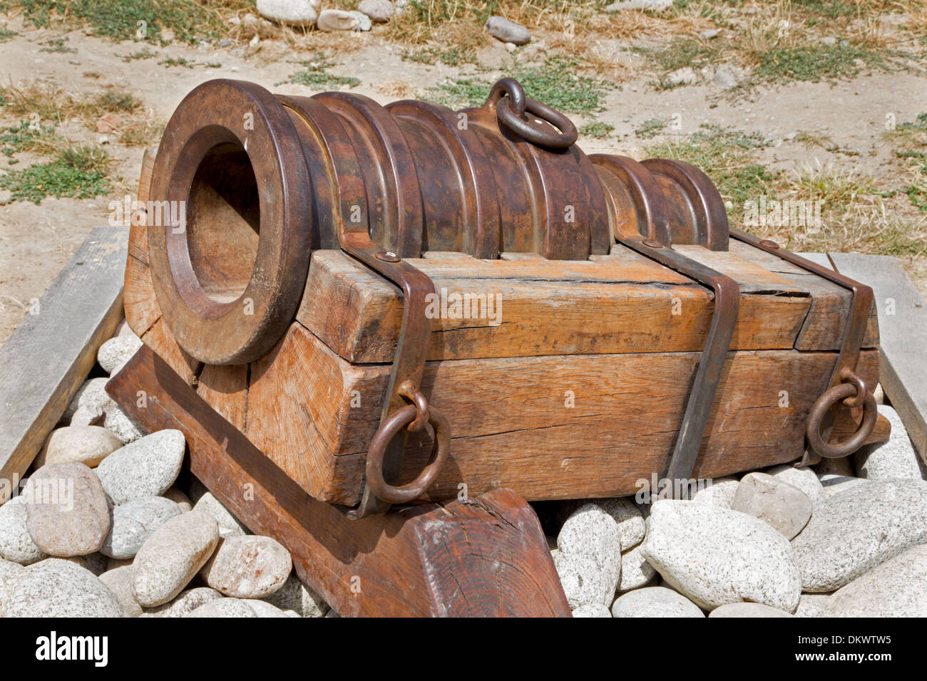Beckov - Eslovaquia - little Cannon, de un viejo castillo Foto de stock