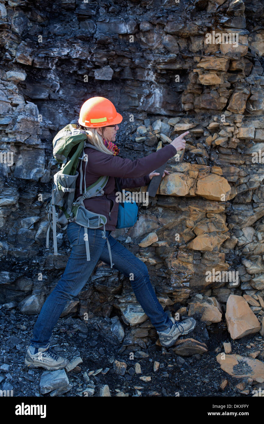 Geólogo hembra examinar Marcellus shale, Marcellus de Nueva York, fuente de gas natural y objeto de controversia fracking Foto de stock