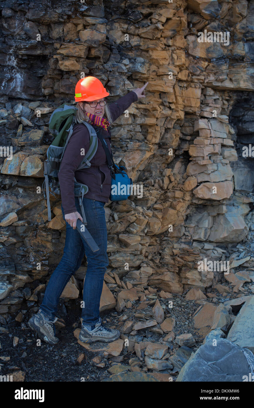 Geólogo hembra examinar Marcellus shale, Marcellus de Nueva York, fuente de gas natural y objeto de controversia fracking Foto de stock