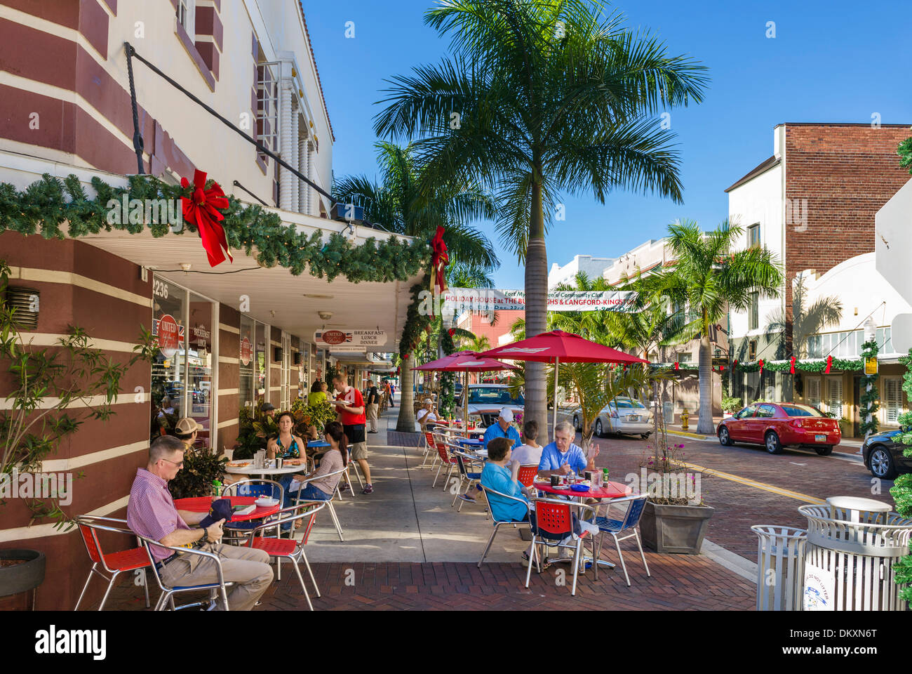 Café en acera en First Street, el distrito de río en el centro de Fort Myers, EE.UU Fotografía de stock - Alamy