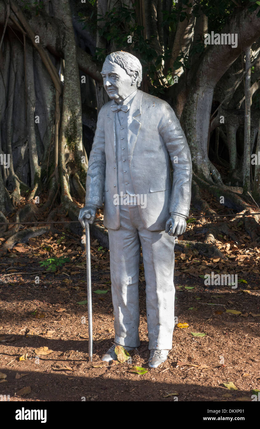 Estatua de Thomas Edison por el Banyan Tree en la Edison y Ford Winter Estates, Fort Myers, Florida, EE.UU. Foto de stock