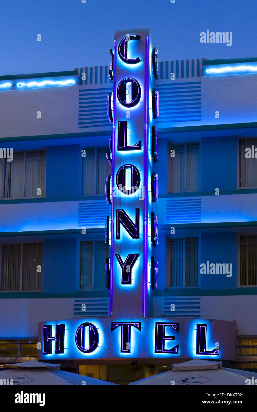 Señal de neón en la noche fuera del Art Deco Hotel Colony, Ocean Drive, South Beach, Miami Beach, Florida, EE.UU. Foto de stock