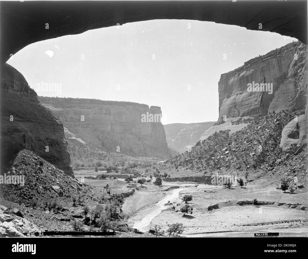 (Antiguo nº 121) Gateway en el Cañón de Chelly, condado de Apache, en Arizona. Una cifra muy pequeña de un hombre en el centro, abajo... 517769 Foto de stock