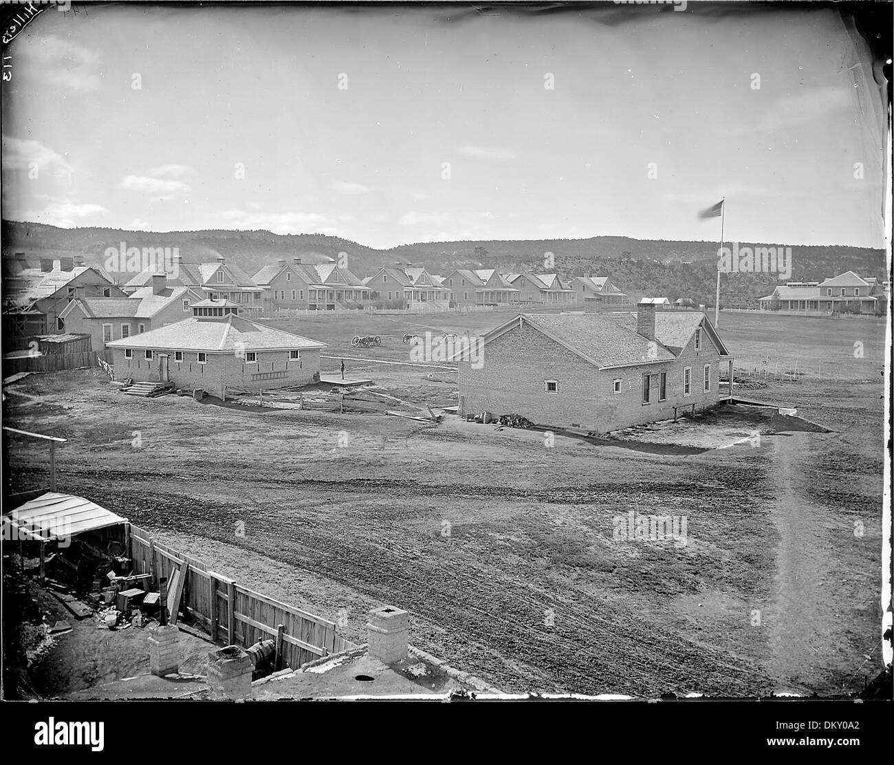 (144)Fort Wingate, Nuevo México (muestra la fortaleza y casas), 1871 - 1878 517785 Foto de stock