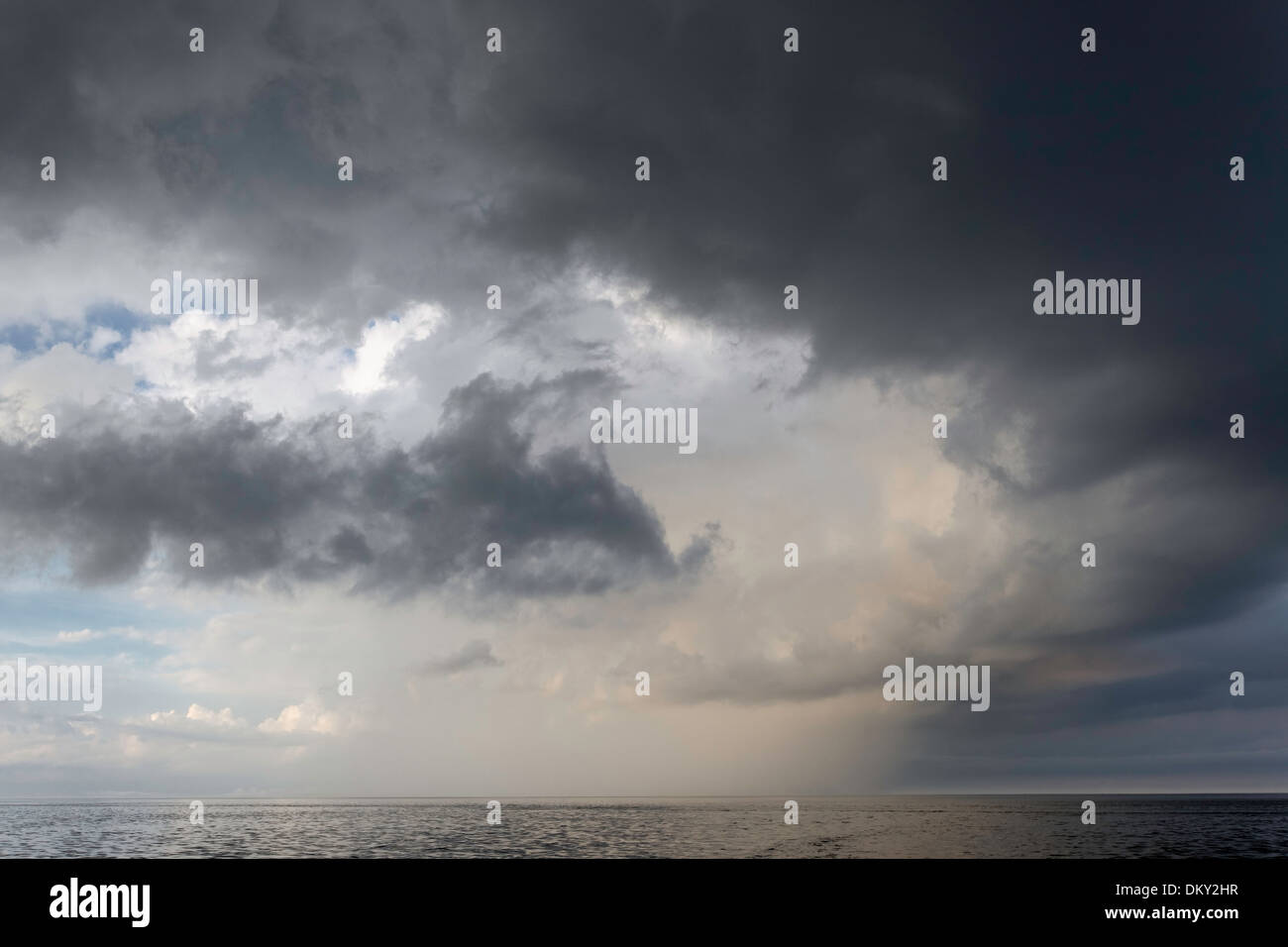 Nubes de tormenta sobre el Océano Atlántico Norte, Foto de stock