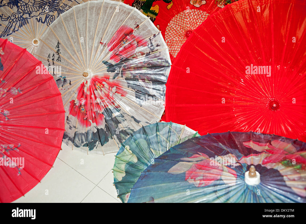Paraguas chinos fotografías e imágenes de alta resolución - Alamy