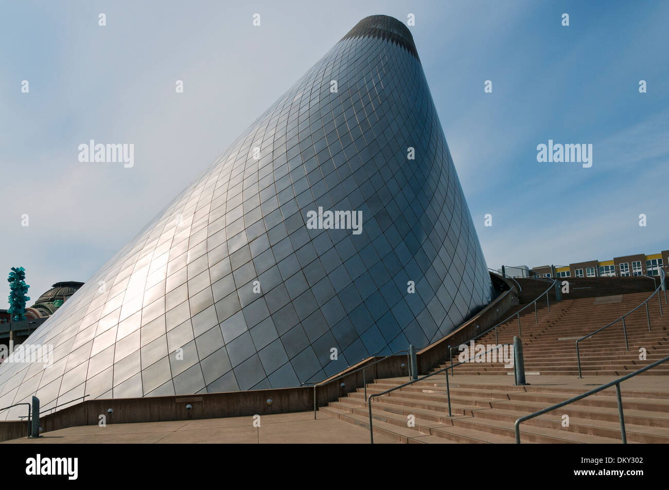 Washington, Tacoma, Museo del Vidrio, de 90 pies de altura cono de acero inoxidable alberga el Anfiteatro tienda caliente Foto de stock
