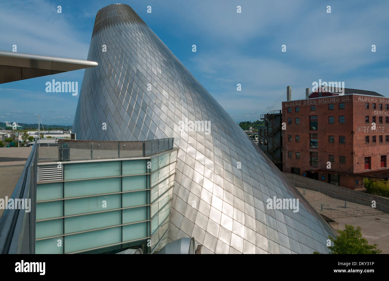 Washington, Tacoma, Museo del Vidrio, de 90 pies de altura cono de acero inoxidable alberga el Anfiteatro tienda caliente Foto de stock