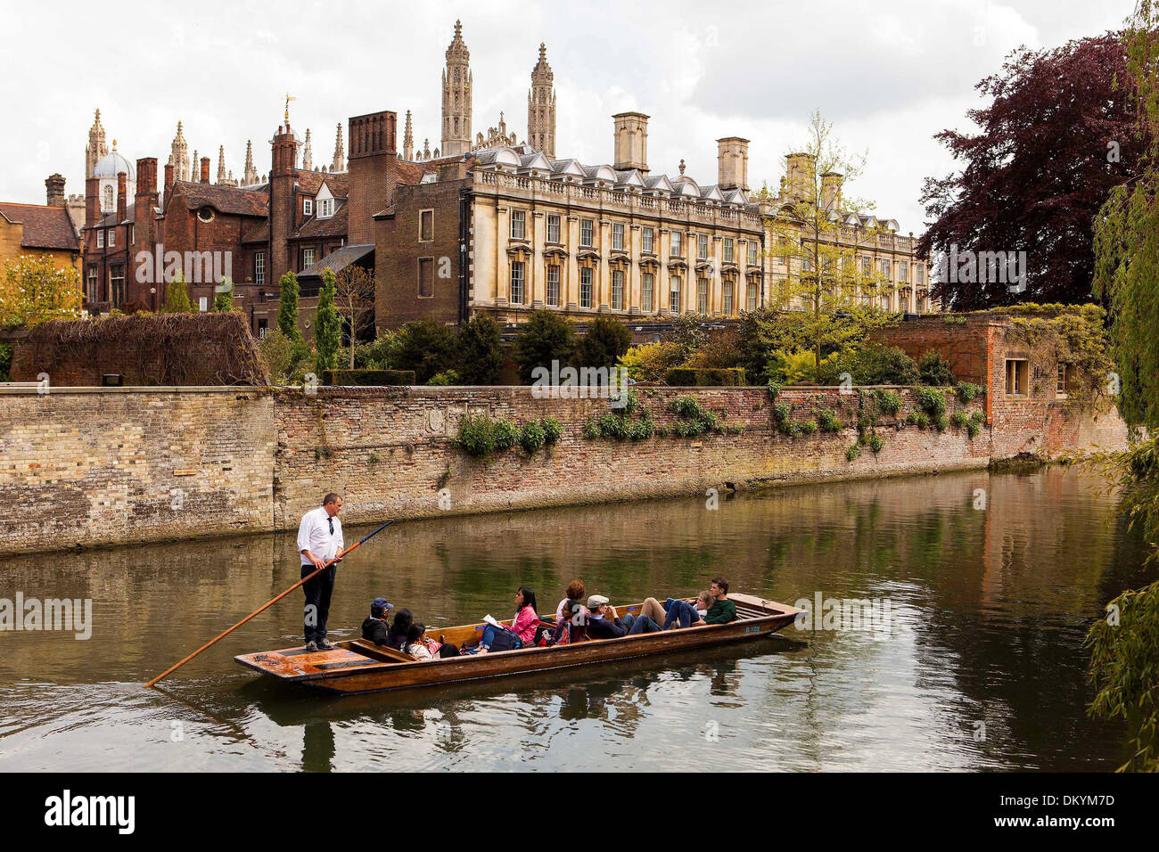 Grupos de personas punt abajo el río Cam en Cambridge, pasado el Kings College, hoy jueves en el sol de primavera, 16 de mayo de 2013. Foto de stock