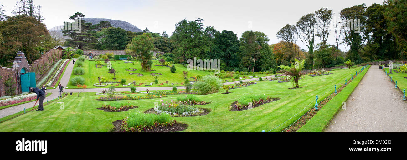 Jardín amurallado de la abadía de Kylemore Connemara, Condado de Galway, Irlanda Foto de stock