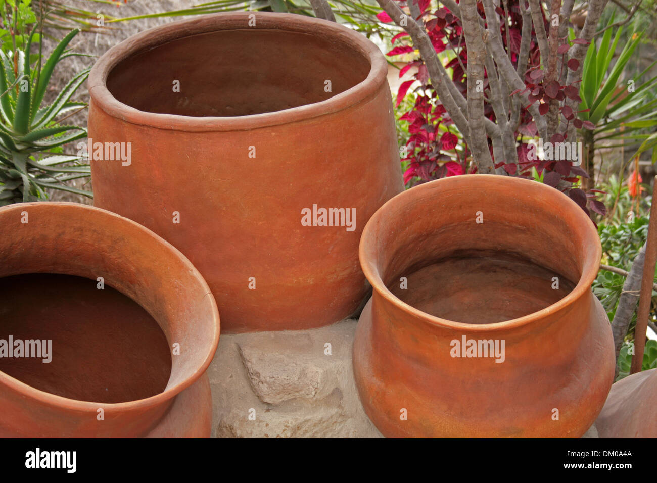 Las ollas de barro artesanal en un jardín en Quito, Ecuador Fotografía de  stock - Alamy