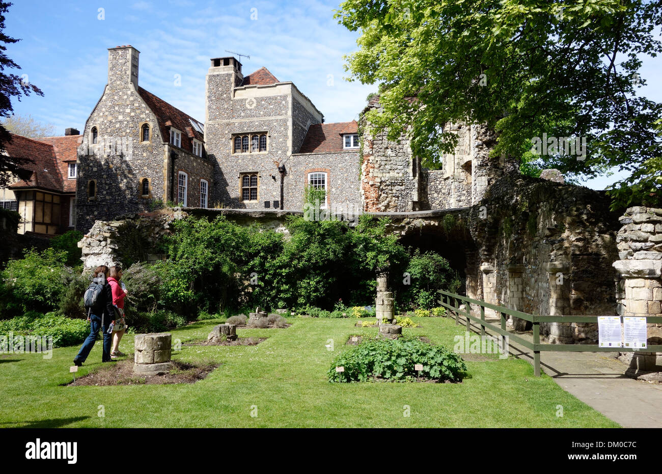 Jardín de Hierbas Medicinales en la Catedral de Canterbury Colegios Kent Foto de stock