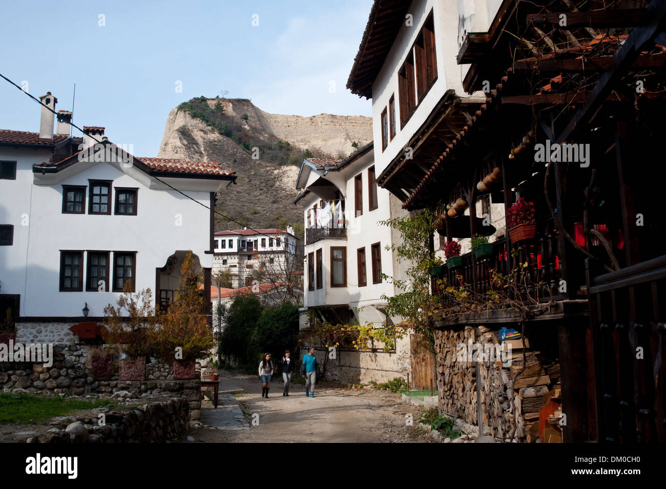 Calle con casas tradicionales ( Bulgaria) Foto de stock